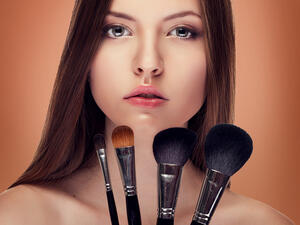 للعيون الكبيرة استخدمي الآيلاينر المضاد للماء أو الآيلاينر الجل 