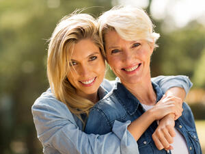 لتتعرف على أمك أكثر اجعلها تخبرك ببرجها (shutterstock.com)
