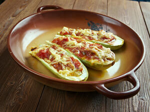 قارب الكوسا باللحمة المفرومة (shutterstock.com)