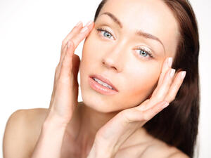 احرصي على تدليك منطقة ما حول العينين يومياً للتقليل من الهالات السوداء 