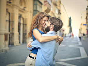 تنجذب المرأة للرجل الرومانسي الذي يولي عواطف المرأة حيزاً كبيراً من الاهتمام (shutterstock.com)
