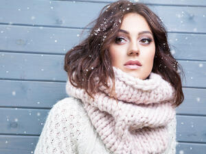 جربي أن تطبقي كريم أساس بلون داكن أسفل عظمتي الخدين لجعل الخدود بارزة