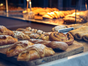 الخبز على حرارة عالية يساعد على تشكل قشرة على الحواف الخارجية للمعجنات