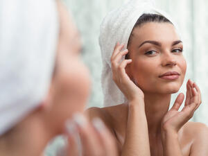 قومي باستخدام السفنجة وضعيها في الماء وقومي بمسح المقشر