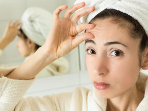 ضعي العديد من المستحضرات والكريمات التي تساعد على تأخير ظهور التحاعيد (shutterstock.com)
