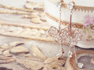 الأقراط مرادف لطيف لأنوثة وأناقة كل فتاة (shutterstock.com)
