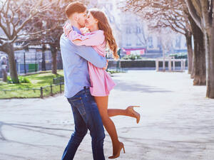 يمكنكم القيام بنزهة على الأقدام بالشوارع التي كنتم يتمشيان فيها في الماضي