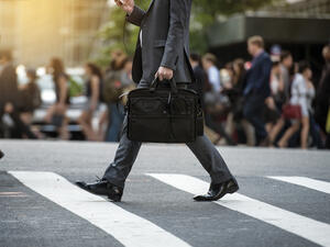 نوضح لكم لون الحذاء المناسب مع البدلة (shutterstock.com)
 نوضح لكم لون الحذاء المناسب مع البدلة (shutterstock.com)