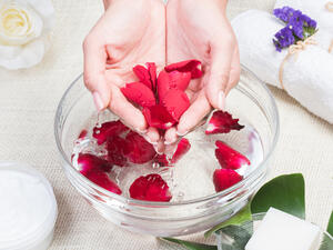 هناك العديد من الفوائد الصحية لماء الورد وفوائد أخرى للجسم