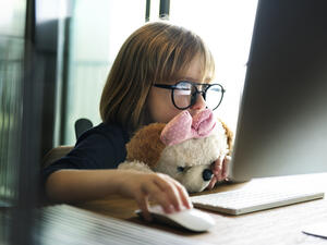يتأثر الأطفال الذين يستخدمون المواقع الإلكترونية من الناحية الصحية سلباً  (shutterstock.com)
