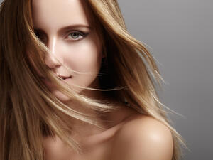 من المهم جدًا أن تتمّ العناية ببشرتكِ عن طريق استخدام كريمات مغذية 