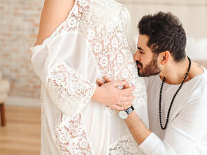 تقول الخرافة الشعبية إن نظر المرأة الحامل لكل ما هو جميل يجعلها تلد طفلاً جميلاً (shutterstock.com)
