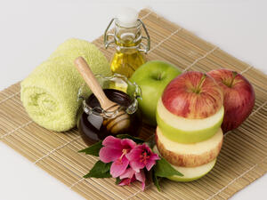 جربي خلط بشر التفاح مع العسل للحصول على أفضل نتيجة