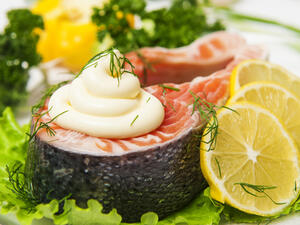 سلمون بصلصة الليمون