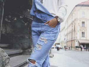 لإطلالة نهارية يمكن تنسيق الأفرول مع بلوفر ذي ياقة عالية وحذاء رياضي