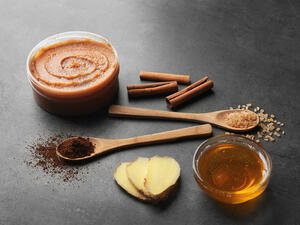 بإمكانك التخلّص من آثار الحبوب من خلال ماسك الزنجبيل على بشرتك (shutterstock.com)
