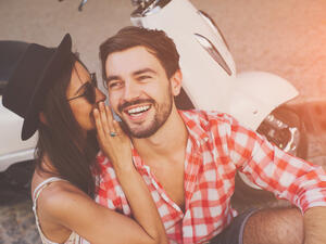 يمتلك الرجل نقاط ضعف خاصة به يتعمد إخفائها عن نصفه الآخر حتى لا يستغلها (shutterstock.com)
