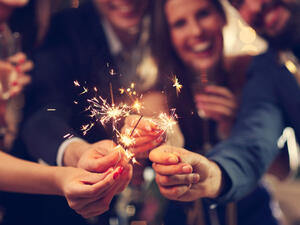 يجب تناول الطعام ببطء ومضغه جيداً (shutterstock.com)
