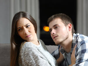 أحيانا يتصرف الشخص الذي تعرفت عليه حديثا، بشكل جريء، لذلك من الممكن أن تغيري الموضوع (shutterstock.com)
