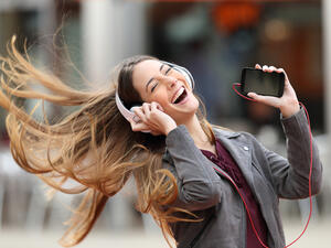 أول ما يلفت الرجل شخصيتفتاة الحمل العفوية (shutterstock.com)
