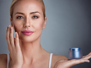 يمكننا تأخير عملية الشيخوخة فقط ولكن لا يمكننا إيقافها (shutterstock.com)
