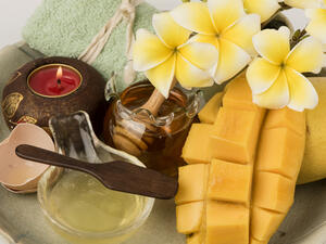 طبقيه على وجهك واتركيه لمدة 20 دقيقة ثم اغسليها بالماء الفاتر (shutterstock.com)
