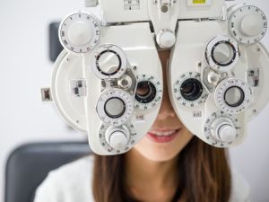 مرضى السكري بضبط نسب السكر بالدم لديهم وفحص نظرهم باستمرار (shutterstock.com)