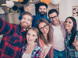 كونك لطيفا تجاه الآخرين يمكن أن يساعدك على تجاوز الاكتئاب (shutterstock.com)
