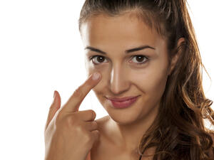 هـناك كريمــات البشـــرة التــي تعـــمل على علاج الــهالات الســـوداء