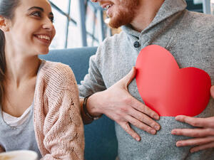 الرجل لا ينجذب إلى المرأة الجادة طوال الوقت (shutterstock.com)
