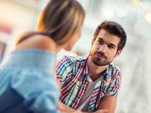 من المستحيل وصف ما الذي يجعل وجه المرأة يبدو جميلاً قبل التقبيل  (shutterstock.com)
