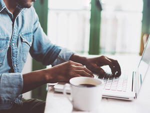 كلما طوُلَ إصبع الخنصر الذي يوضع فيه خاتم الزواج، كلما كان الرجل أكثر جاذبية (shutterstock.com)
 كلما طوُلَ إصبع الخنصر الذي يوضع فيه خاتم الزواج، كلما كان الرجل أكثر جاذبية (shutterstock.com)