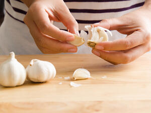ترغب جميع النساء التوصل الى طريقة سهلة وسريعة لتقشير الثوم