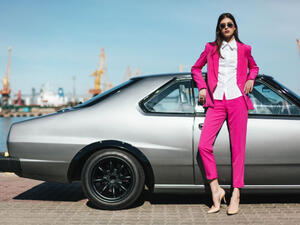 يمكن تكملة إطلالة التوكسيدو بمكياج جريء يبرز جمال الوجه وسحر العيون والشفاه اللماعة (shutterstock.com)
