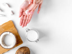 يعمل جوز الهند كمرطب مثالي للبشرة