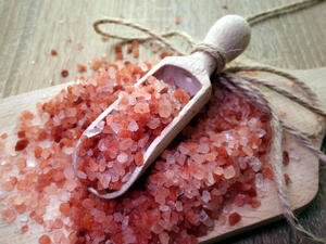 يعتبر تونر ملح الهيملايا بمثابة مرطب طبيعي للجلد الجاف (shutterstock.com)