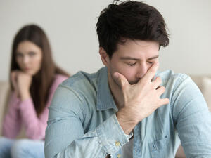 أغلب الأشخاص الذين يشعرون بنقص يحاولون إسقاط هذا الشعور على من أمامهم (shutterstock.com)
