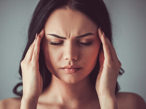 هناك أطعمة تساعد في التخلص من ألم الرأس (shutterstock.com)
