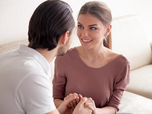 تريد زوجتك أن تكون أكبر أولوياتك بالطبع (shutterstock.com)
