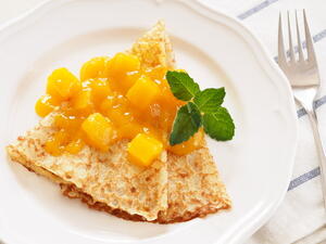 طريقة تحضير حلوى الكريب بالمانغو  (shutterstock.com)