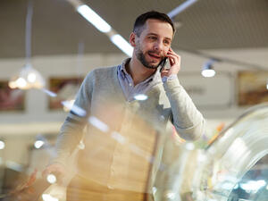 يجب على الرجل أن يبقى على تواصل دائم مع زوجته (shutterstock.com)