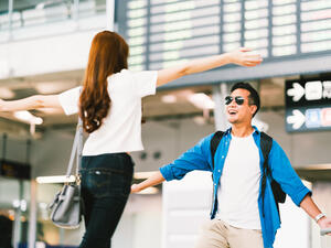 من البديهي أن يكون زوجك مشتاقاً لك بعد السفر (shutterstock.com)