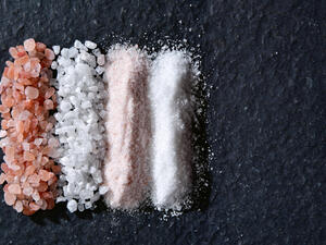 يعمل الملح على التخلص من خلايا الجلد الميت (shutterstock.com)
