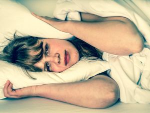 يشتكي الكثير من الأشخاص من قلة حصولهم على قسط كاف من النوم أثناء الليل (shutterstock.com)