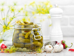 يُفضل حفظ مخلل الخيار في الثلاجة لمدة تتراوح بين يومين إلى أربعة أيام قبل تناوله (shutterstock.com)
