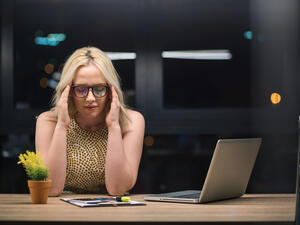 يؤثر العمل الليلي بشكل سلبي على عملية التمثيل الغذائي في الجسم (shutterstock.com)
