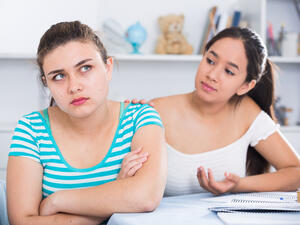 أثبتت الدراسة أن عدم النضج والاندفاع في سن المراهقة، يؤديان إلى "عادات صحية" سيئة (shutterstock.com)
