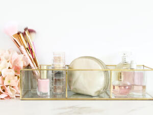 تحتوي الكثير من مساحيق وكريمات التجميل على مواد تساهم في انسداد المسامات (shutterstock.com)
