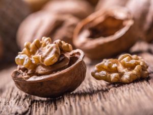 بالرغم من احتواء ثمرة الجوز على نسبة عالية من السعرات الحرارية غير أنها لم ترتبط بزيادة الوزن (shutterstock.com)
