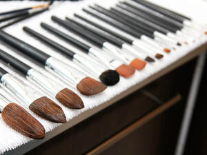 استخدامك اليومي لفرش المكياج يجعلها موطن للبكتيريا والزيوت (shutterstock.com)
